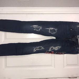 Skinny jeans w/ floral patch